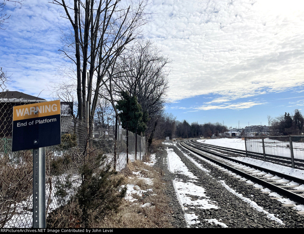 Looking toward Secaucus Jct and Hoboken Terminal from the westbound platform at Kingsland Station 